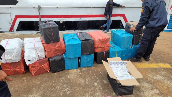 Rokok tanpa cukai yang akan diselundupkan Riau menggunakan kapal Ferry penumpang diamankan petugas Bea Cukai Batam (Dok Bea Cukai Batam)