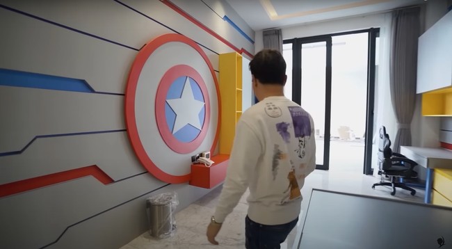 Penampakan salah satu kamar anak dokter Richard yang bertema Avengers. Sementara 2 kamar anak lainnya memiliki tema Dragon Ball. Foto: YouTube/dr. Richard Lee, MARS