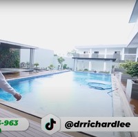 Bagian belakang rumah baru dokter Richard memiliki beragam fasilitas yang tak kalah dengan mall dan hotel. Seperti, terdapat kolam renang yang cukup luas, gazebo untuk mengadakan bakar-bakaran atau bersantai bersama kerabat, ruangan untuk gym, kolam ikan, serta lapangan untuk bermain. Foto: YouTube/dr. Richard Lee, MARS