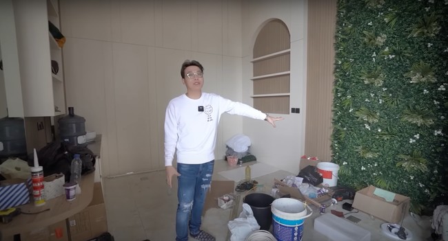 Di sebelah ruang gym terdapat ruangan salon pribadi. Akan ada karyawan khusus untuk salon pribadinya itu, sehingga dokter Richard dan keluarganya bisa potong rambut, creambath, hingga spa di rumah saja. Foto: YouTube/dr. Richard Lee, MARS