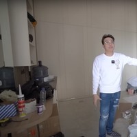 Di sebelah ruang gym terdapat ruangan salon pribadi. Akan ada karyawan khusus untuk salon pribadinya itu, sehingga dokter Richard dan keluarganya bisa potong rambut, creambath, hingga spa di rumah saja. Foto: YouTube/dr. Richard Lee, MARS