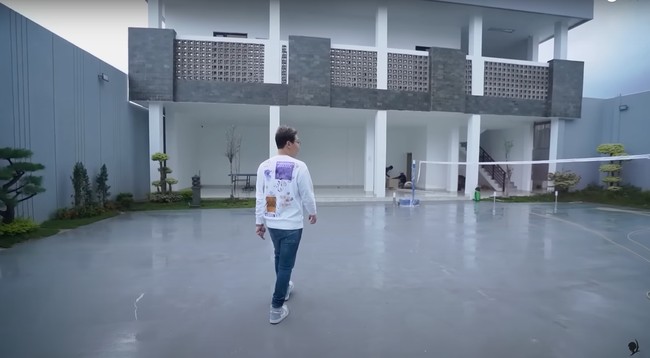 Di bagian belakang rumahnya juga terdapat lapangan yang cukup besar dan mess untuk karyawan. Diakui dokter Richard bahwa untuk rumah besarnya itu ia membutuhkan cukup banyak karyawan yang tinggal dan bekerja di sana. Foto: YouTube/dr. Richard Lee, MARS