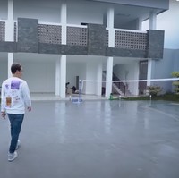 Di bagian belakang rumahnya juga terdapat lapangan yang cukup besar dan mess untuk karyawan. Diakui dokter Richard bahwa untuk rumah besarnya itu ia membutuhkan cukup banyak karyawan yang tinggal dan bekerja di sana. Foto: YouTube/dr. Richard Lee, MARS