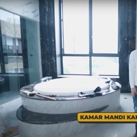 Kamar mandi utama di rumah tersebut juga tak kalah mewah dan luas. Dilengkapi dengan jacuzzi bathtub, TV, dan cermin besar di dekat 2 wastafelnya. Foto: YouTube/dr. Richard Lee, MARS