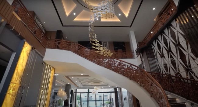 Rumah bergaya modern tropic milik dokter Richard itu memang sengaja dibangun menyerupai resort. Setelah masuk ke dalam rumah langsung disambut dengan tangga besar mewah yang dipermanis dengan lampu hias gantung pada bagian tengahnya. Foto: YouTube/dr. Richard Lee, MARS