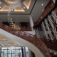 Rumah bergaya modern tropic milik dokter Richard itu memang sengaja dibangun menyerupai resort. Setelah masuk ke dalam rumah langsung disambut dengan tangga besar mewah yang dipermanis dengan lampu hias gantung pada bagian tengahnya. Foto: YouTube/dr. Richard Lee, MARS