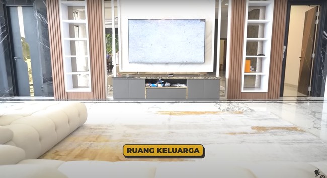 Masuk ke bagian lebih dalam terdapat ruang keluarga yang luas. Ruang keluarga itu dilengkapi dengan sofa panjang yang nyaman dan sebuah televisi 100 inch. Foto: YouTube/dr. Richard Lee, MARS