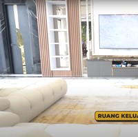 Masuk ke bagian lebih dalam terdapat ruang keluarga yang luas. Ruang keluarga itu dilengkapi dengan sofa panjang yang nyaman dan sebuah televisi 100 inch. Foto: YouTube/dr. Richard Lee, MARS