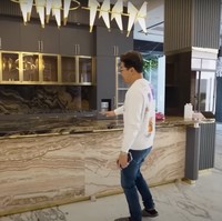 Di dekat ruang keluarga terdapat dapur kering yang desainnya tak kalah cantik dengan didominasi warna hitam dan gold. Di dapur tersebut terdapat sebuah kulkas seharga Rp 60 juta. Tak hanya itu saja, meja dapurnya itu juga disebut dokter Richard terbuat dari batu yang berasal dari Brazil. Foto: YouTube/dr. Richard Lee, MARS