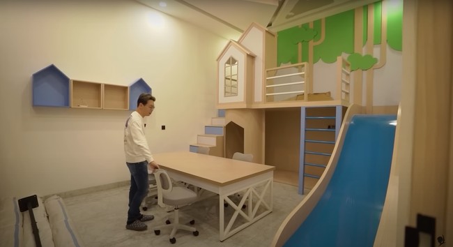 Memiliki anak-anak yang masih kecil, dokter Richard juga menyediakan ruangan bermain untuk ketiga anaknya. Ruangan bermain tersebut juga dilengkapi meja dan kursi yang bisa dijadikan sebagai tempat belajar. Foto: YouTube/dr. Richard Lee, MARS