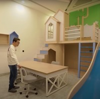 Memiliki anak-anak yang masih kecil, dokter Richard juga menyediakan ruangan bermain untuk ketiga anaknya. Ruangan bermain tersebut juga dilengkapi meja dan kursi yang bisa dijadikan sebagai tempat belajar. Foto: YouTube/dr. Richard Lee, MARS