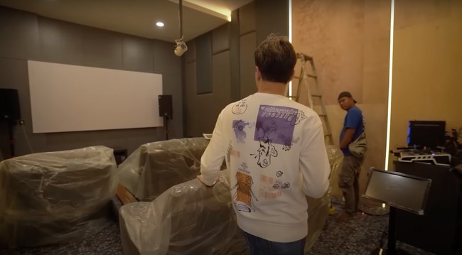 Di dalam rumah mewahnya dokter Richard Lee juga membuat sebuah ruangan khusus untuk menonton film dan karaoke. Ruangan yang didominasi warna coklat itu dilengkapi dengan beberapa sofa dan berbagai alat-alat penunjang untuk karaoke dan menonton film. Foto: YouTube/dr. Richard Lee, MARS