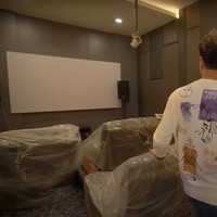 Di dalam rumah mewahnya dokter Richard Lee juga membuat sebuah ruangan khusus untuk menonton film dan karaoke. Ruangan yang didominasi warna coklat itu dilengkapi dengan beberapa sofa dan berbagai alat-alat penunjang untuk karaoke dan menonton film. Foto: YouTube/dr. Richard Lee, MARS