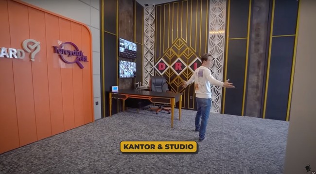 Sebagai seorang dokter sekaligus YouTuber, dr Richard Lee juga menyediakan ruangan khusus untuk dirinya bekerja. Di sisi dinding tersebut terdapat tulisan DRL yang merupakan singkatan dari dokter Richard Lee. Di ruang kerjanya itu juga terdapat TV yang memperlihatkan gambar CCTV di setiap sudut rumahnya. Dengan demikian dokter Richard bisa bekerja sambil tetap memantau keadaan rumahnya. Foto: YouTube/dr. Richard Lee, MARS