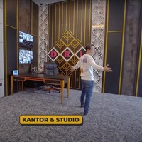 Sebagai seorang dokter sekaligus YouTuber, dr Richard Lee juga menyediakan ruangan khusus untuk dirinya bekerja. Di sisi dinding tersebut terdapat tulisan DRL yang merupakan singkatan dari dokter Richard Lee. Di ruang kerjanya itu juga terdapat TV yang memperlihatkan gambar CCTV di setiap sudut rumahnya. Dengan demikian dokter Richard bisa bekerja sambil tetap memantau keadaan rumahnya. Foto: YouTube/dr. Richard Lee, MARS