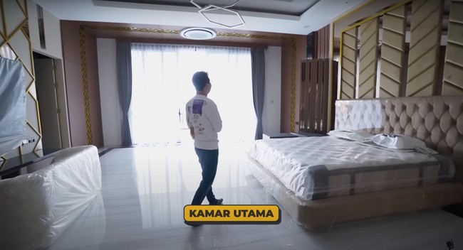 Di lantai 2 rumahnya terdapat 1 kamar utama dan 3 kamar anak. Begini penampakan kamar utama yang akan digunakan oleh dokter Richard dan istri. Kamar luas tersebut juga memiliki ruangan walk in closet di dalamnya. Foto: YouTube/dr. Richard Lee, MARS