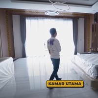 Di lantai 2 rumahnya terdapat 1 kamar utama dan 3 kamar anak. Begini penampakan kamar utama yang akan digunakan oleh dokter Richard dan istri. Kamar luas tersebut juga memiliki ruangan walk in closet di dalamnya. Foto: YouTube/dr. Richard Lee, MARS