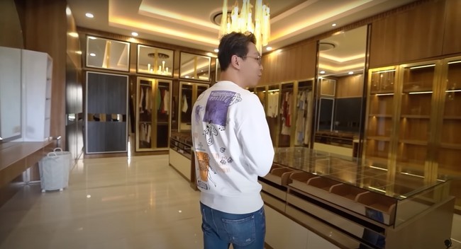 Penampakan walk in closet di kamar utama rumah baru dokter Richard. Terlihat beberapa lemari sudah mulai terisi. Saat membuat video tersebut dokter Richard sendiri mengaku akan segera pindah ke rumah barunya itu. Foto: YouTube/dr. Richard Lee, MARS