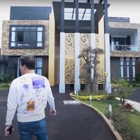 Melalui akun YouTube pribadinya dokter Richard Lee membagikan potret rumah baru yang disebutnya seharga Rp 70 miliar. Dari depan rumah tersebut tampak didominasi warna hitam dan gold dengan halaman yang cukup luas. Di halaman rumahnya itu juga terdapat tanaman yang harganya mencapai Rp 33 juta. Foto: YouTube/dr. Richard Lee, MARS