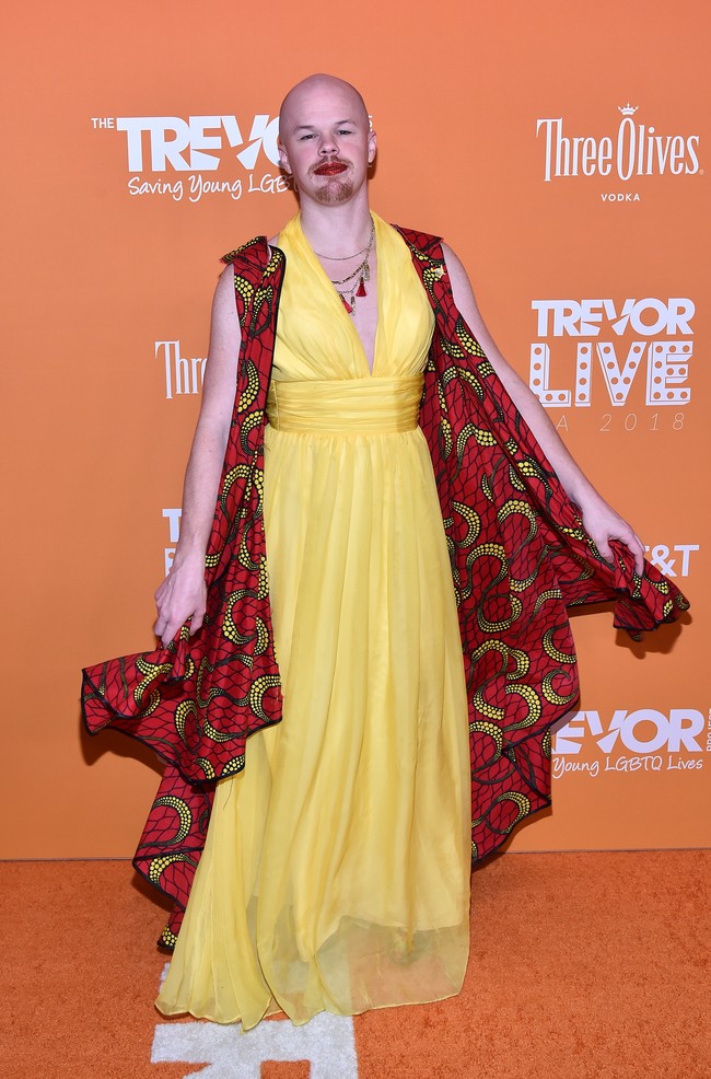 Inilah penampilan pria non biner tersebut yang tampil mengenakan busana rancangan Asya. Foto: dok. Getty Images