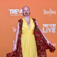 Inilah penampilan pria non biner tersebut yang tampil mengenakan busana rancangan Asya. Foto: dok. Getty Images