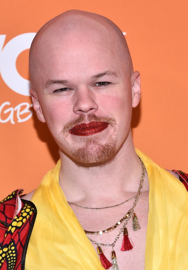 Asya kemudian melihat Sam mengenakan busana yang didesainnya di acara-acara formal. Foto: dok. Getty Images