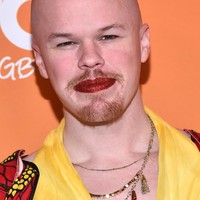 Asya kemudian melihat Sam mengenakan busana yang didesainnya di acara-acara formal. Foto: dok. Getty Images