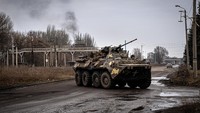 Hingga kini, invasi yang dilakukan Rusia ke Ukraina itu juga belum berakhir. Kendaraan lapis baja terus beroperasi untuk saling serang. Ignacio Marin Fernandez/Anadolu Agency/Getty Images.