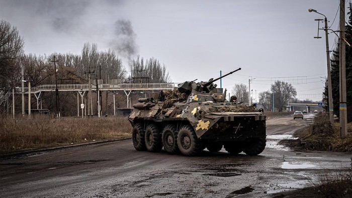 Sejumlah sapi mencari makan di Desa Prechistovka, Donetsk, Ukraina, yang hancur diserang Rusia, Senin (27/2/2023).