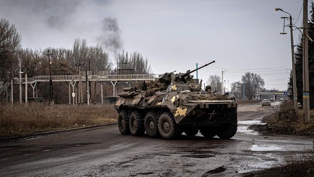 Sejumlah sapi mencari makan di Desa Prechistovka, Donetsk, Ukraina, yang hancur diserang Rusia, Senin (27/2/2023).