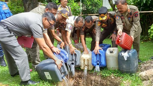 Satpol PP Bali memusnahkan 308 liter arak gula pasir di Kantor Satpol PP  Bali, Jalan D I Panjaitan Nomor10 Denpasar, Bali, Selasa (28/2/2023).