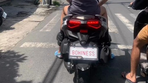 Sedang ramai dibahas pengendara motor diduga bule di Bali ganti pelat kendaraan dengan tulisan nama orang. (IST)