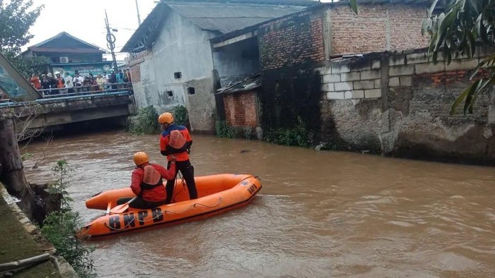 Seorang anak bernama M Lukman Nasir (12) hanyut terbawa arus Kali Cakung di kawasan Bekasi Barat, Kota Bekasi. Tim SAR gabungan mencari korban. (dok BPBD Kota Bekasi)
