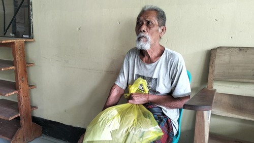 Polisi mengamankan lansia tanpa identitas karena membawa uang sebanyak Rp 43 juta di Polsek Praya Lombok Tengah, Selasa (28/2/2023).