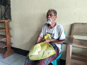 Kakek Linglung Bawa Uang Rp 43 Juta, Diamankan Polisi-Kembali ke Keluarga