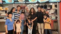 Bersama keluarganya, Sheila Marcia juga rela bepergian jauh demi kulineran. Bahkan keluarga besarnya diboyong untuk makan di Singapura. Foto: Instagram/itssheilamj