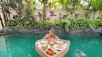 Saat bersantai di villa, Sheila Marcia lebih memilih untuk menikmati sarapan yang menenangkan. Memesan floating breakfast jadi gayanya untuk bersantai saat pagi hari. Foto: Instagram/itssheilamj