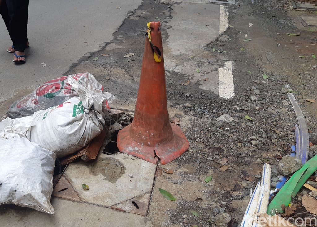 Sisa proyek galian kabel di Jl Kuningan Barat, Jaksel, 28 Februari 2023. (Danu Damarjati/detikcom)