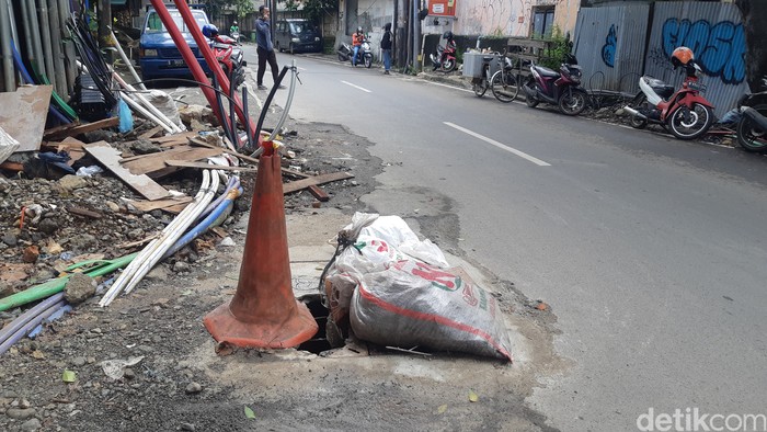 Sisa proyek galian kabel di Jl Kuningan Barat, Jaksel, 28 Februari 2023. (Danu Damarjati/detikcom)