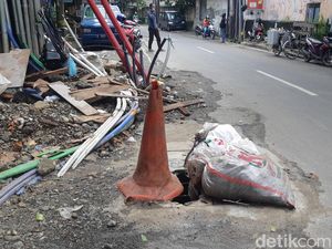 Sisa Proyek di Jalan Seribu Galian Jaksel Masih Semrawut
