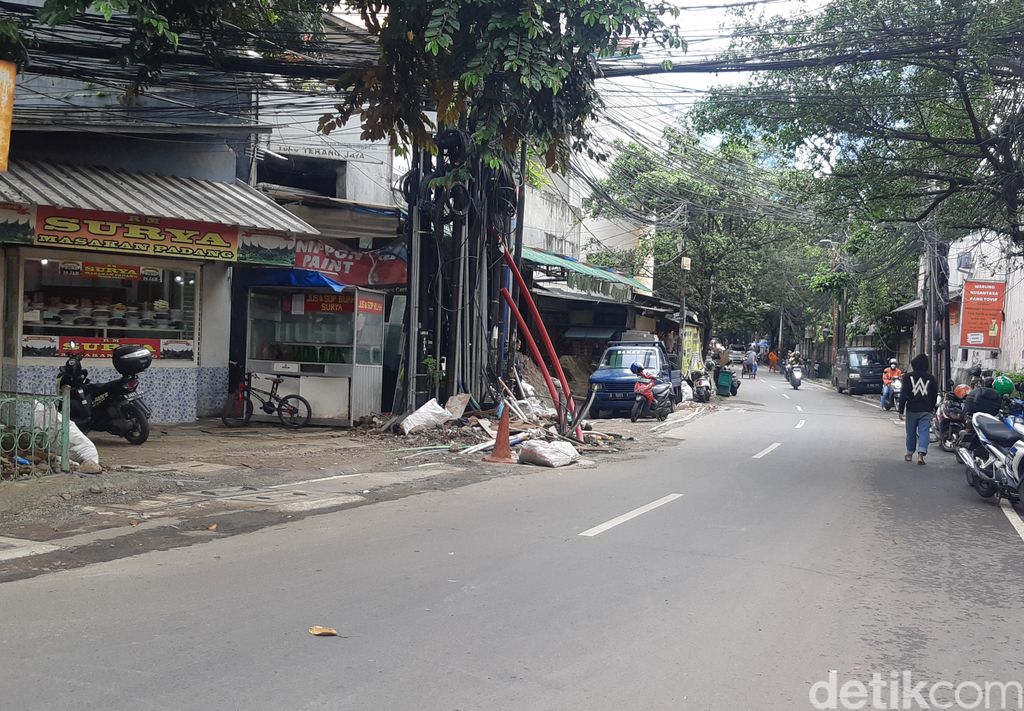 Sisa proyek galian kabel di Jl Kuningan Barat, Jaksel, 28 Februari 2023. (Danu Damarjati/detikcom)