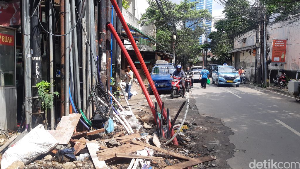 Sisa proyek galian kabel di Jl Kuningan Barat, Jaksel, 28 Februari 2023. (Danu Damarjati/detikcom)