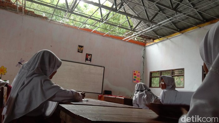 Siswa terpaksa belajar di Musala gegara ruang kelasnya ambruk.