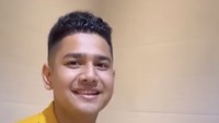 Memamerkan ikan goreng yang bakal dilahapnya, Syakir Daulay menirukan logat Dilan Cepmek! Aksisnya sukses menghibur netizen.