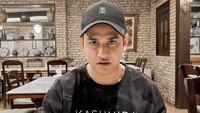 Aktor 21 tahun ini sedang santap di restoran Indonesia. Syakir Daulay terlihat melahap soto dengan nasi putih yang banyak!