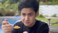 Pov: Sarapan sama ayang, tulis Syakir Daulay di keterangan video. Pria jomblo ini rupanya sedang berlatih jika makan pagi berdua kekasihnya.