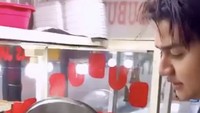 Ada-ada saja nih tingkah kocak Syakir Daulay! Ia berpura-pura jadi tukang bubur yang sibuk melayani pembeli.