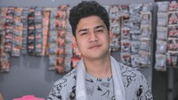 Gimana nih kalau jajan di warkop, eh penjualnya Syakir Daulay? Jangan sampai salah fokus ya!