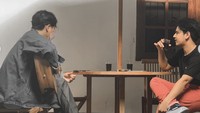Syakir Daulay sosok multitalenta. Selain menjadi aktor, hafiz, dan sutradara, ia juga bisa menciptakan lagu lho. Inspirasinya datang dari segelas kopi hitam.