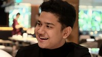 Syakir Daulay tengah ramai diperbincangkan atas tuduhan durhaka pada orang tua. Sang kakak, Zikri Daulay menyebut ia begitu sibuk sampai tidak menemui orang tuanya.